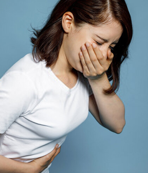 Женщину тошнит