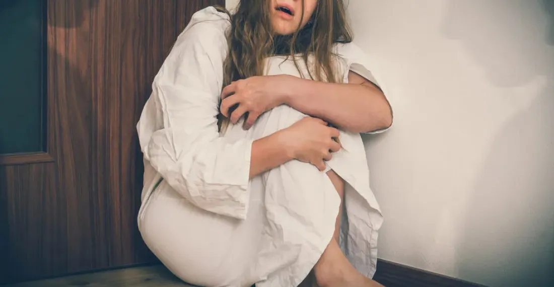 Человек сидит на полу